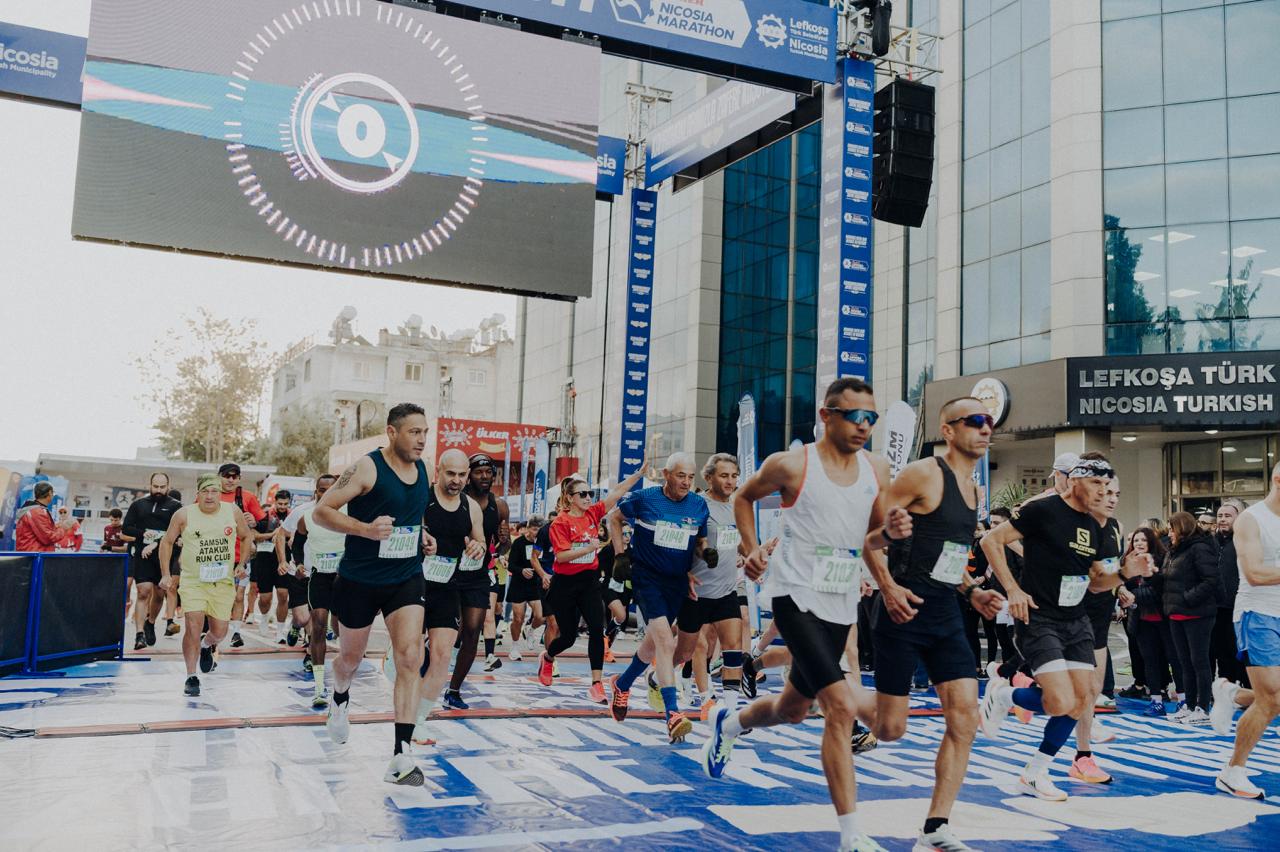 21 KM koşusuna start 07.00’da LTB Başkanı Mehmet Harmancı tarafından verildi