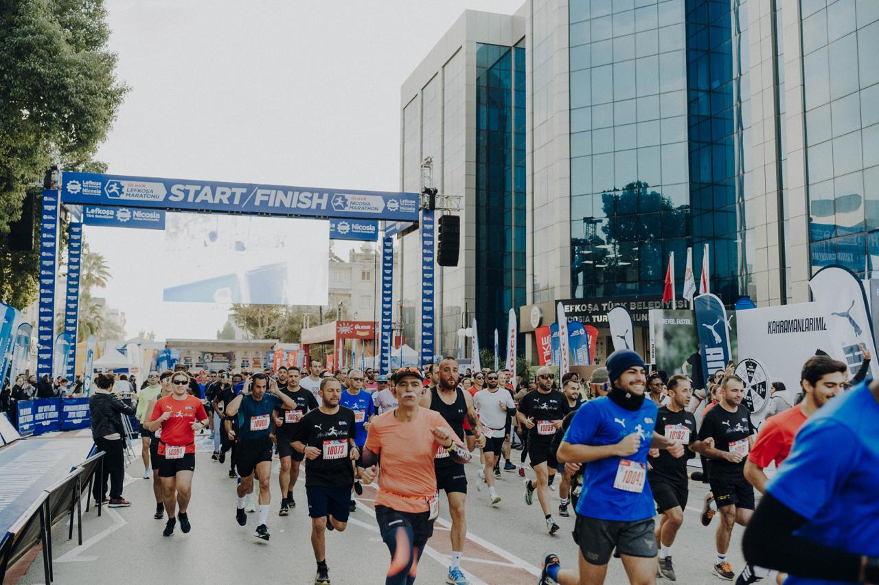 Ülker Lefkoşa Maratonu’nda 10 KM koşusuna start 07.30’da LTB Başkanı Mehmet Harmancı tarafından verildi