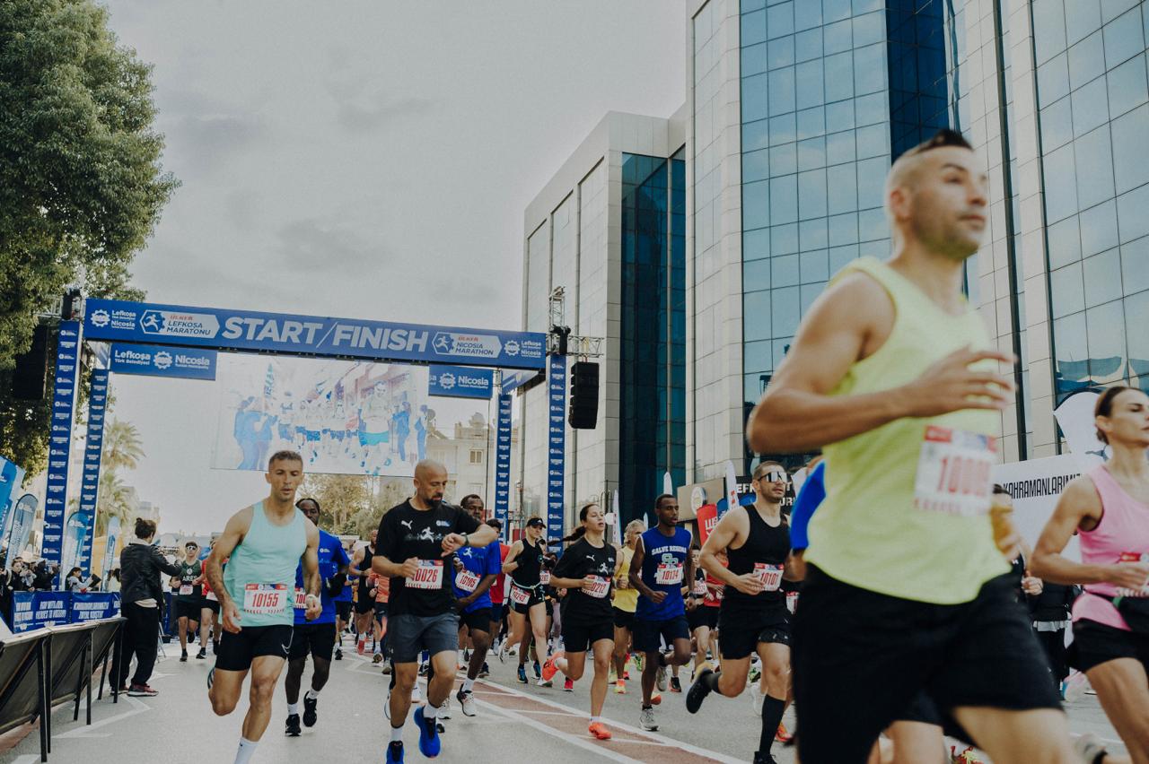 Ülker Lefkoşa Maratonu’nda 10 KM koşusuna start 07.30’da LTB Başkanı Mehmet Harmancı tarafından verildi