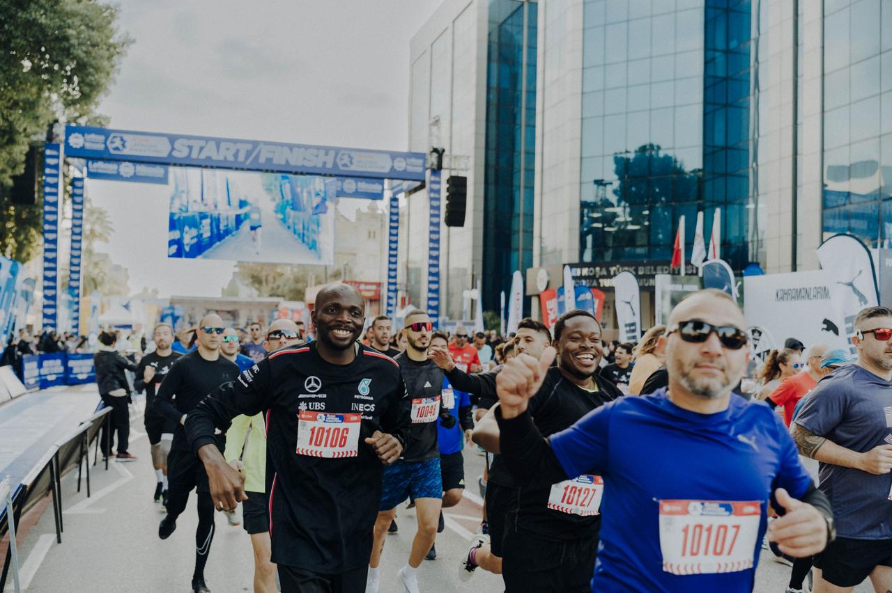 Ülker Lefkoşa Maratonu’nda 10 KM koşusuna start 07.30’da LTB Başkanı Mehmet Harmancı tarafından verildi